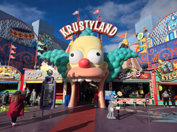 Simpsons Land nearly empty while visiting Universal Studios Hollywood in the Rain